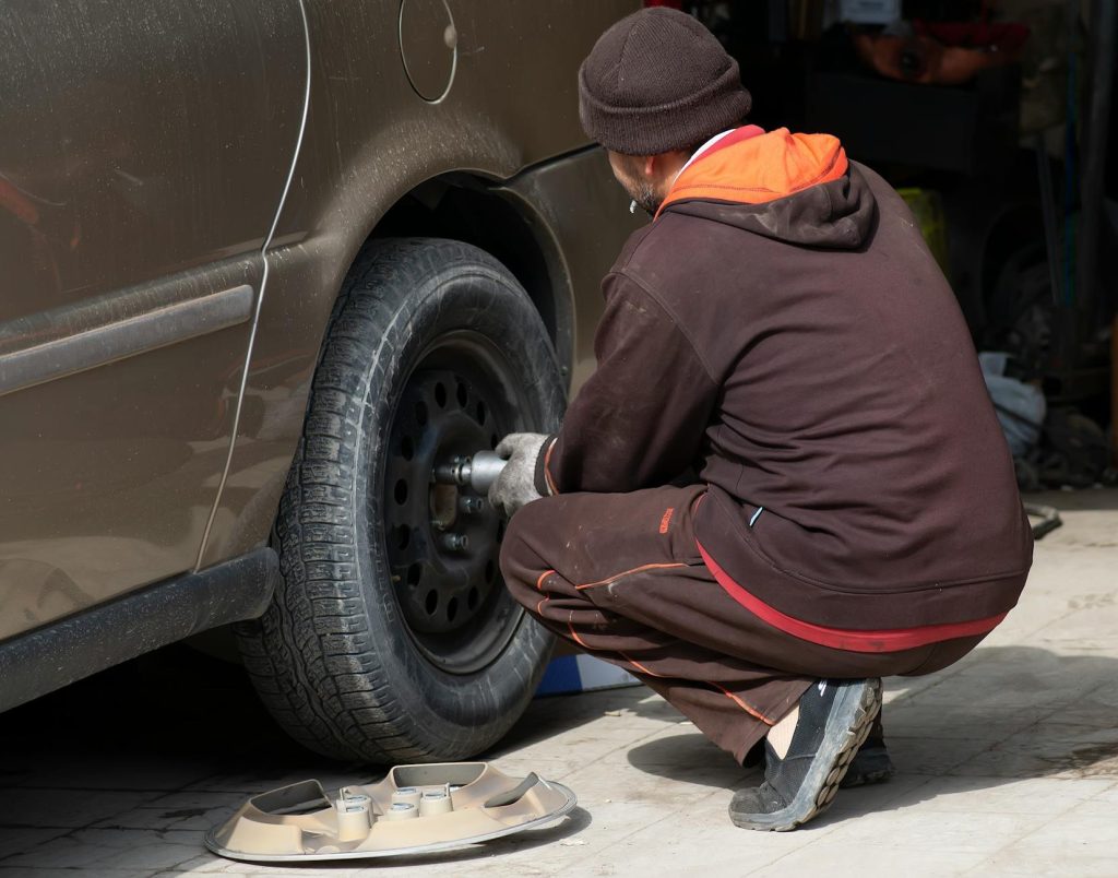 Technicien professionnel d'Auto24mrk travaillant sur un véhicule dans un atelier moderne au Maroc
